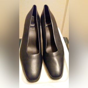 Dark blue high-heeled pumps